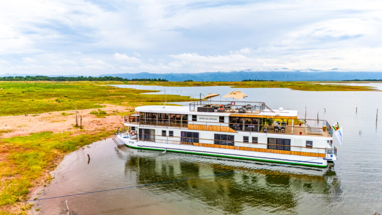 Van Johannesburg tot de Victoriawatervallen ontdekt u spectaculaire panorama‘s, het parcours van Nelson Mandela, grote zoogdieren en roofdieren, een zeer verfijnde gastronomie, de mooiste natuurreservaten, de geheimen van het Karibameer, en de indrukwekkende Victoriawatervallen.